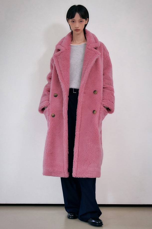 테디베어 오버핏 더블 롱 울 코트 [핑크]는 부드러운 촉감의 울 소재로 제작되어 가을과 겨울에 따뜻하게 착용할 수 있는 여성용 코트입니다. 캐주얼, 클래식, 미니멀 스타일을 소화하며, 데이트룩, 모임룩에 적합합니다. 롱 기장에 오버핏 디자인, 더블 버튼 여밈, 긴 소매와 테디베어 소재가 특징입니다. 사랑스러운 핑크 컬러가 포근한 분위기를 연출하는 무지 코트입니다.
