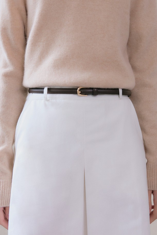 신세틱 레더 슬림 벨트 [4COL]는 심플하고 세련된 디자인으로, 비즈니스 캐주얼 및 출근룩에 잘 어울리는 벨트입니다. 부드러운 폴리에스테르 소재로 제작되어 편안한 착용감을 선사하며, 슬림핏 디자인으로 깔끔한 실루엣을 연출합니다. 라운드 버클 디테일이 돋보이며, 옐로우, 카멜, 다크 브라운, 블랙 4가지 다채로운 컬러 옵션을 제공합니다. 미니멀, 클래식, 캐주얼 등 다양한 스타일을 연출할 수 있어 활용도가 높습니다.
