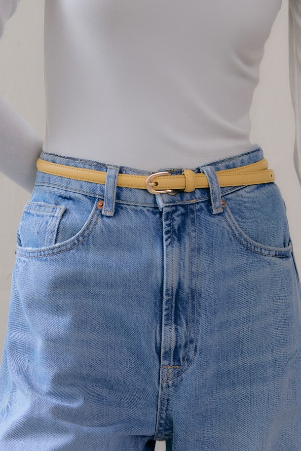 신세틱 레더 슬림 벨트 [4COL]는 부드러운 촉감의 폴리에스테르 소재로 제작된, 얇은 두께의 슬림 벨트입니다. 라운드 버클 디자인과 무지 패턴으로 클래식하고 베이직한 스타일을 연출하며, 오피스룩 및 비즈니스 캐주얼에 매치하기 좋습니다. 블랙, 다크 브라운, 카멜, 옐로우 4가지 컬러로 출시되어, 미니멀하고 다양한 캐주얼 스타일을 완성할 수 있습니다. 데일리룩에 포인트 아이템으로 활용하여, 슬림한 라인을 강조하고 다양한 스타일링을 시도해보세요.
