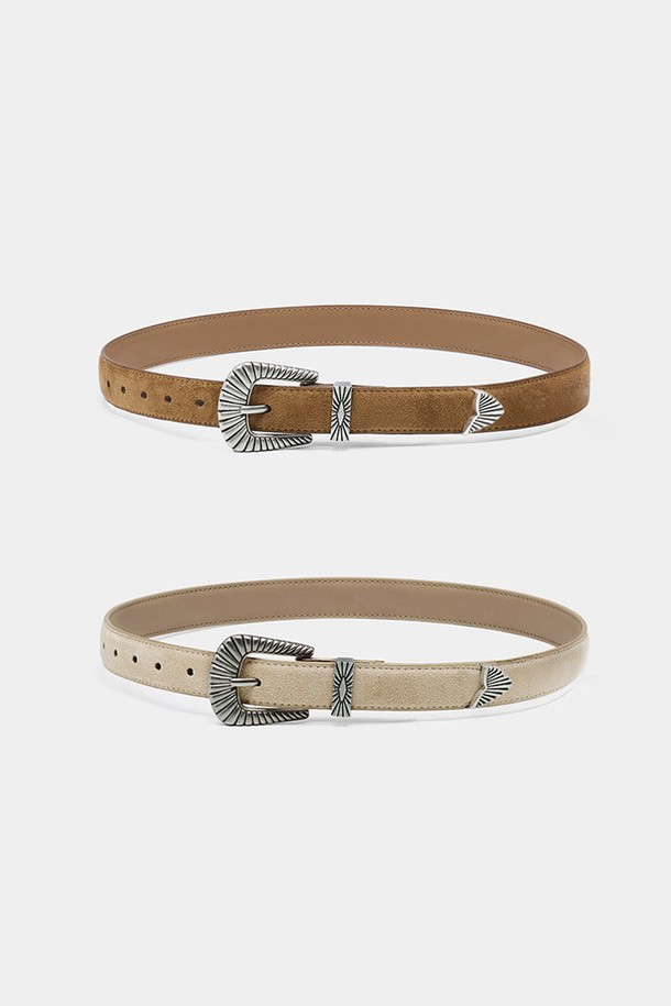 신세틱 스웨이드 소재의 웨스턴 벨트입니다. Light Beige와 Camel 두 가지 색상으로 출시되었으며, 캐주얼 및 레트로 스타일을 연출하기 좋습니다. 부드러운 촉감의 폴리에스테르 소재로 제작되어 편안하게 착용할 수 있습니다. 빈티지 스타일의 실버 버클과 실버톤 메달 디테일이 포인트로, 모임룩에 심플하면서도 스타일리시하게 매치할 수 있습니다.
