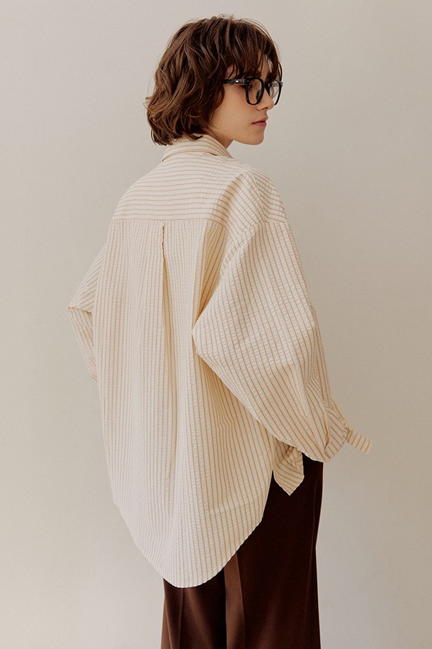 [2차 리오더] 시어서커 오버핏 스트라이프 셔츠 [브라운]는 시원한 시어서커 소재로 제작되어 봄, 여름에 쾌적하게 착용하기 좋습니다. 얇은 두께감과 부드러운 촉감으로 편안함을 더하며, 차이나칼라와 오버핏 디자인으로 캐주얼하고 트렌디한 스타일을 연출합니다. 브라운, 핑크, 그린 세 가지 컬러의 스트라이프 패턴으로 다양한 코디에 활용 가능하며, 사이드 슬릿 디테일로 활동성을 높였습니다. 데이트룩, 카페룩 등 다양한 TPO에 맞춰 단독 또는 레이어드하여 개성 있는 스타일을 완성해 보세요.
