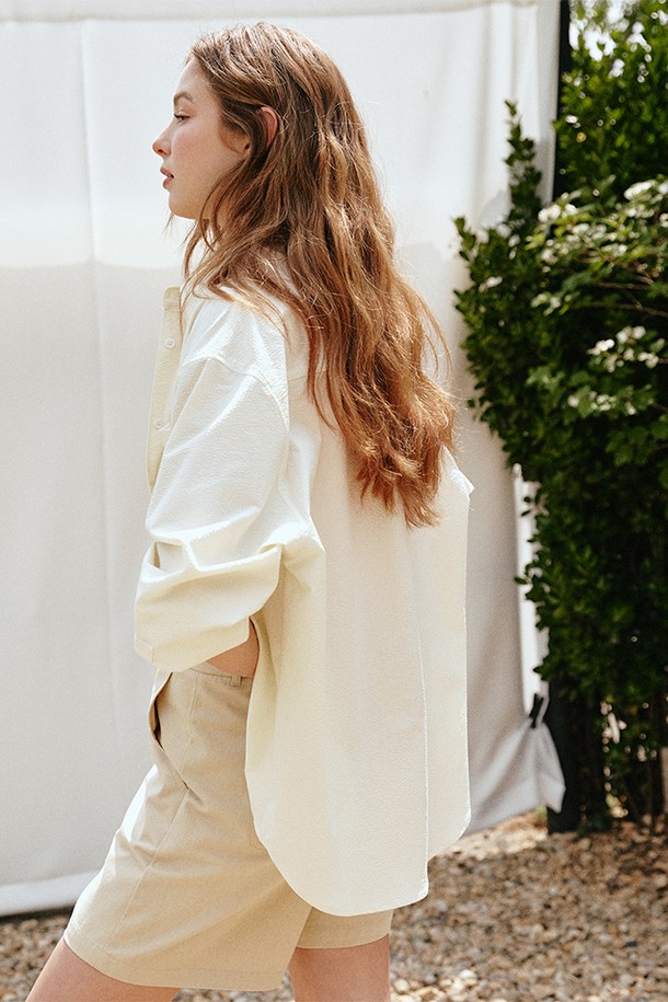 시어서커 오버핏 포켓 셔츠 [아이보리]는 여름철 시원하게 즐길 수 있는 남녀 공용 셔츠입니다. 통기성이 뛰어난 폴리에스테르 소재의 시어서커 원단을 사용하여, 얇고 시원한 촉감을 제공합니다. 여유로운 오버핏으로 제작되어 편안한 착용감을 선사하며, 차이나 칼라 디자인과 가슴 포켓 디테일로 캐주얼하면서도 미니멀한 스타일을 연출합니다. 데이트룩, 카페룩 등 다양한 TPO에 맞춰 활용 가능하며, 베이직, 캐주얼, 클래식 무드를 모두 소화할 수 있습니다. 긴 소매 기장으로, 셔츠 하나만으로도 스타일리시한 여름 패션을 완성할 수 있습니다.
