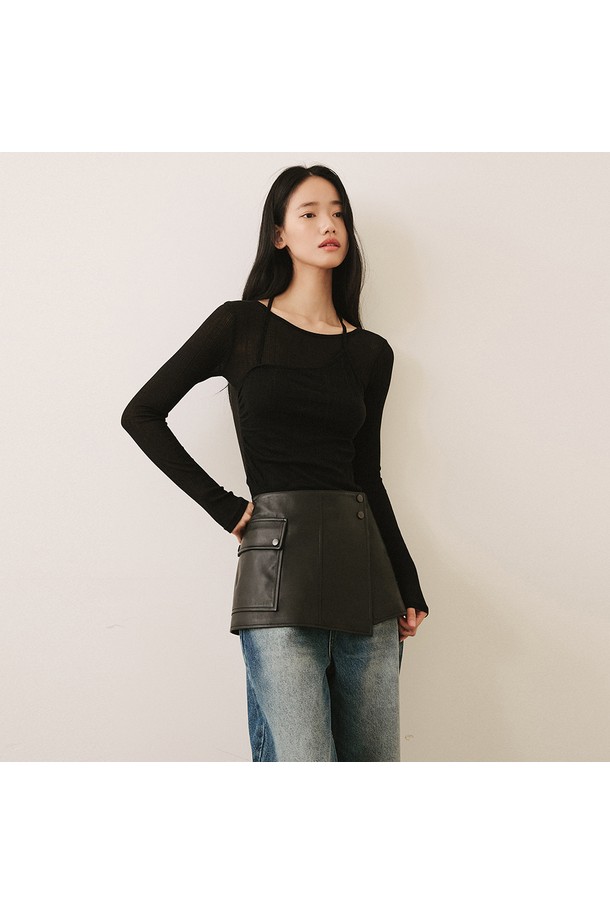 세련된 분위기를 연출하는 신세틱 레더 레이어드 스커트 [블랙]입니다. 부드러운 촉감의 폴리우레탄 소재로 제작되어 봄, 가을에 적합하며, 미니멀한 스타일을 완성합니다. A라인 핏과 레이어드 디자인이 돋보이며, 허리 버튼과 포켓 디테일이 실용성을 더합니다. 자연스러운 광택감이 고급스러운 블랙 컬러로, 데이트룩이나 미니멀, 클래식 스타일과 잘 어울립니다.
