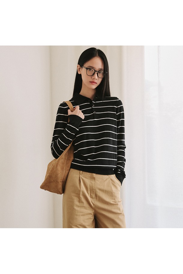 모노 스트라이프 카라 니트 [블랙]은 여성스러운 분위기를 연출하는 상의입니다. 부드러운 촉감의 폴리에스테르, 아크릴, 나일론, 울 혼방 소재로 제작되어 봄, 가을에 착용하기 좋습니다. 루즈핏 디자인과 긴소매, 얇은 두께로 편안함을 선사하며, 클래식한 스트라이프 패턴과 버튼 디테일, 폴로 카라가 특징입니다. 데이트룩, 카페룩, 모임룩 등 다채로운 TPO에 미니멀하고 클래식한 스타일을 더해줍니다.
