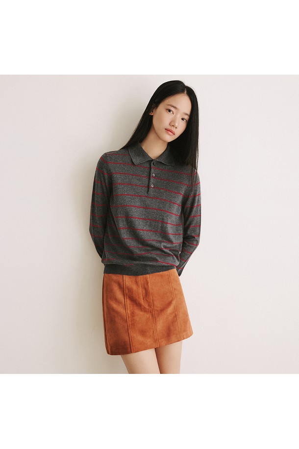 모노 스트라이프 카라 니트 [차콜]는 여성스러운 분위기를 연출하는 니트/스웨터입니다. 미니멀하고 클래식한 스타일을 추구하며, 부드러운 촉감과 얇은 두께로 봄, 가을에 착용하기 좋습니다. 차콜, 아이보리, 블랙 세 가지 컬러로 출시되었으며, 루즈핏과 긴 소매 기장으로 편안하게 즐길 수 있습니다. 버튼 디테일과 홀로우 카라 디자인이 돋보이며, 경량 소재로 착용감이 뛰어납니다. 데이트룩, 카페룩, 모임룩 등 다양한 TPO에 활용하여 클래식하고 미니멀한 스타일을 연출해보세요.
