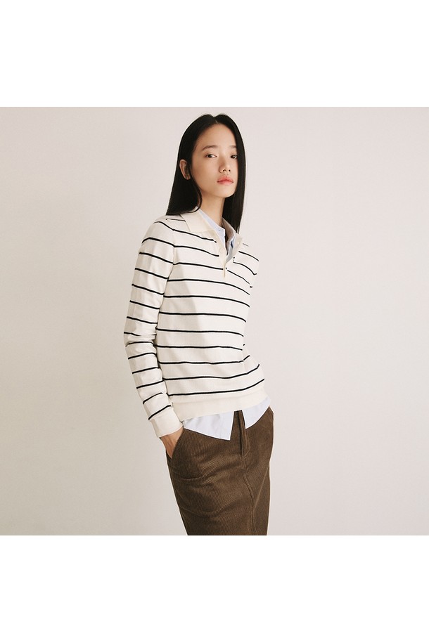 모노 스트라이프 카라 니트 [아이보리]는 여성 의류로, 봄, 가을 간절기에 착용하기 좋은 얇은 두께의 루즈핏 니트입니다. 아이보리, 차콜, 블랙 세 가지 색상으로 출시되었으며, 미니멀하고 클래식한 스타일을 연출합니다. 부드러운 촉감의 폴리에스테르, 아크릴, 나일론, 울 혼방 소재에 스트라이프 패턴이 돋보이며, 홀로우 카라와 버튼 디테일이 특징입니다. 데이트룩, 카페룩, 모임룩 등 다양한 TPO에 활용하기 좋으며, 클래식, 미니멀, 캐주얼 스타일을 즐겨 입는 분들께 추천합니다. 긴 소매 기장으로 간절기 날씨에 적합하며, 데일리룩으로 활용하기 좋은 아이템입니다.
