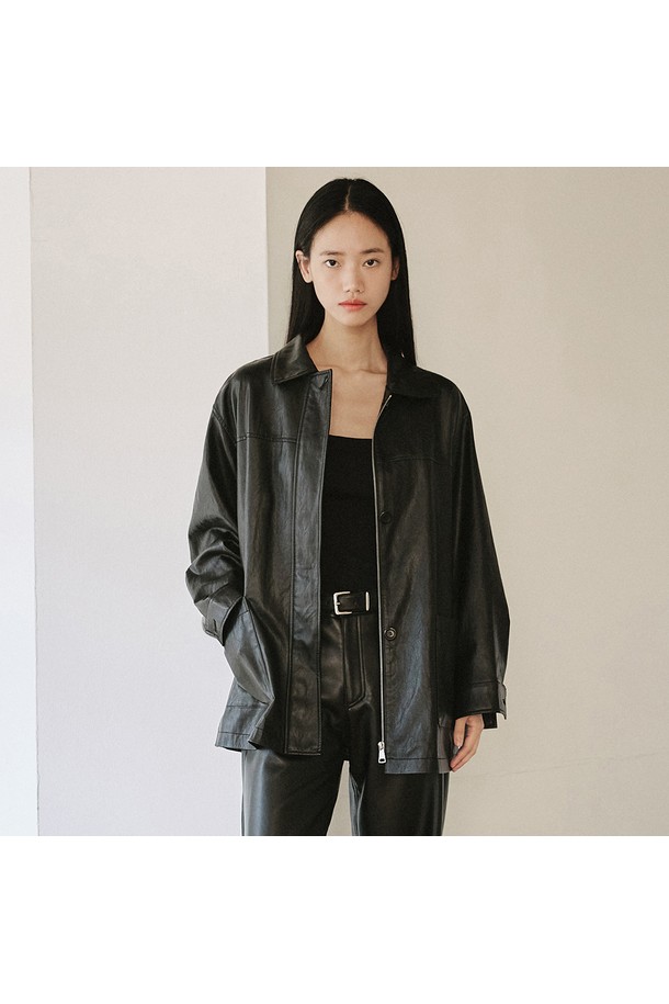 세련된 분위기를 연출하는 신세틱 레더 벨티드 하프 재킷 [블랙]입니다. 부드러운 촉감의 폴리우레탄과 합성가죽 소재로 제작되어 봄, 가을 시즌에 적합합니다. 미니멀한 칼라 디테일과 깔끔한 실루엣, 허리 벨트 디자인이 여성스러운 라인을 강조하며, 레귤러핏으로 편안하게 착용할 수 있습니다. 데이트룩, 오피스룩, 모임룩 등 다양한 TPO에 클래식, 미니멀, 시크한 스타일을 더해줍니다. 긴소매 하프 자켓으로 간결하면서도 우아한 분위기를 연출해보세요.
