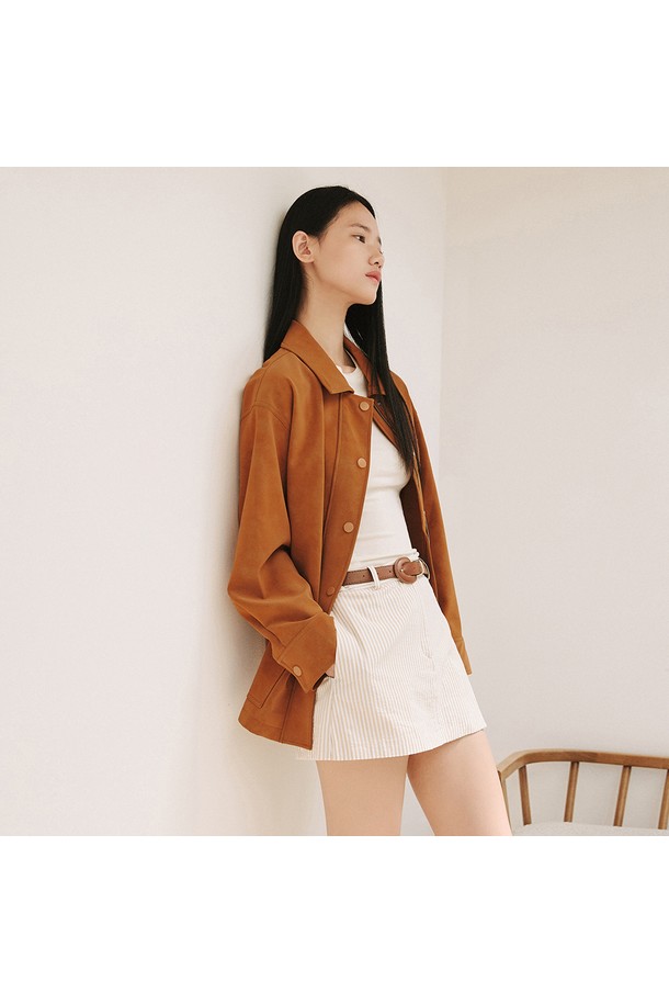 신세틱 소프트 레더 유틸리티 재킷 [브라운]은 캐주얼 및 미니멀 스타일을 선호하는 모든 분들을 위한 아우터입니다. 부드러운 촉감의 폴리우레탄 소재로 제작되어 봄, 가을 계절에 착용하기 좋습니다. 셔츠 스타일 칼라와 가슴 플랩 포켓, 사이드 포켓이 특징이며, 오버핏으로 편안한 착용감을 선사합니다. 브라운, 블랙, 다크브라운 세 가지 색상으로 출시되었으며, 일상복으로 활용하기 좋습니다. 스냅 버튼으로 여밈 방식을 간편하게 하였습니다.
