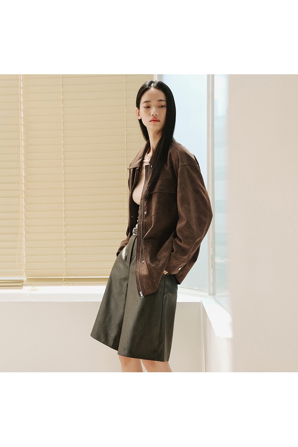 다크브라운 컬러의 신세틱 소프트 레더 유틸리티 재킷입니다. 부드러운 폴리우레탄 소재로 제작되어 편안한 착용감을 선사하며, 봄, 가을 시즌에 활용하기 좋습니다. 셔츠 스타일 칼라와 가슴 플랩 포켓, 사이드 포켓 디자인으로 실용성을 더했습니다. 캐주얼, 미니멀, 클래식 스타일을 연출하며, 오버핏 레귤러 기장으로 편안하게 동네 마실룩을 완성해보세요. 스냅 버튼으로 간편하게 여밀 수 있습니다.
