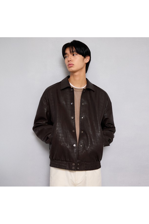 유니섹스 신세틱 크랙 레더 퀼팅 블루종 [브라운]은 가을, 겨울 시즌에 어울리는 캐주얼하고 베이직한 스타일의 아우터입니다. 부드러운 촉감의 폴리우레탄 소재로 제작되었으며, 퀼팅 디테일과 자연스러운 광택감이 특징입니다. 레귤러 핏으로 제작되었으며, 넉넉한 두께감으로 보온성을 높였습니다. 크랙 패턴과 스냅 버튼 클로저, 긴 소매 디자인으로 다양한 겨울 데일리룩에 활용하기 좋습니다. 사이드 포켓이 있어 실용성을 더했습니다.
