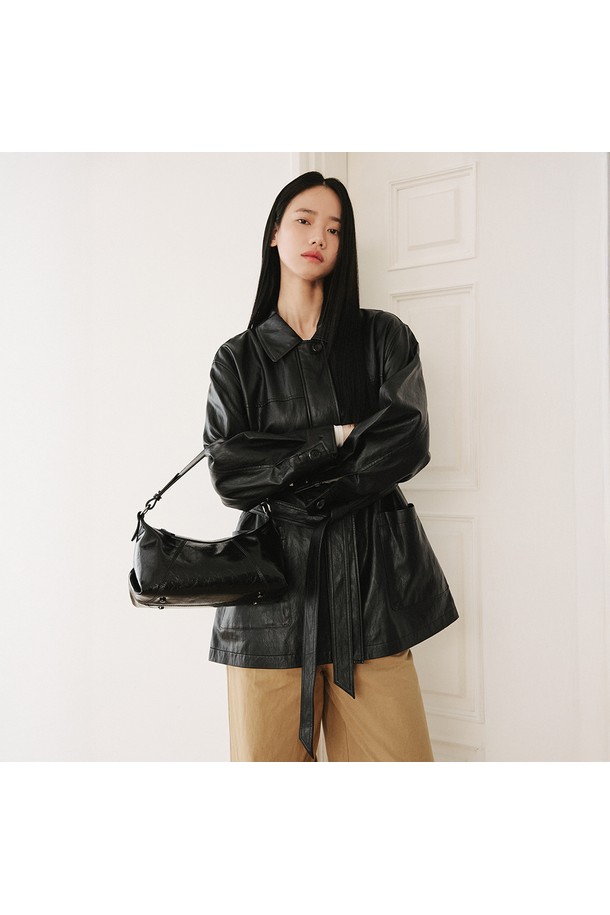 레더 스티치 호보백 [블랙]은 부드러운 합성가죽 소재에 은은한 광택감이 돋보이는 여성 호보백입니다. 미디엄 사이즈의 반원 형태 가방으로, 넉넉한 수납공간과 가벼운 무게로 실용성을 더했습니다. 세련된 옆면 실루엣과 입체적인 라인이 특징이며, 지퍼형 잠금 방식으로 안전하게 소지품을 보관할 수 있습니다. 블랙 컬러에 무지 디자인으로, 베이직하고 캐주얼한 스타일을 연출하며, 스티치 디테일과 실버 부자재, 바닥 스터드로 포인트를 주었습니다. 일상 용도로 미니멀, 캐주얼, 클래식 스타일을 즐겨 입는 분들께 추천합니다.
