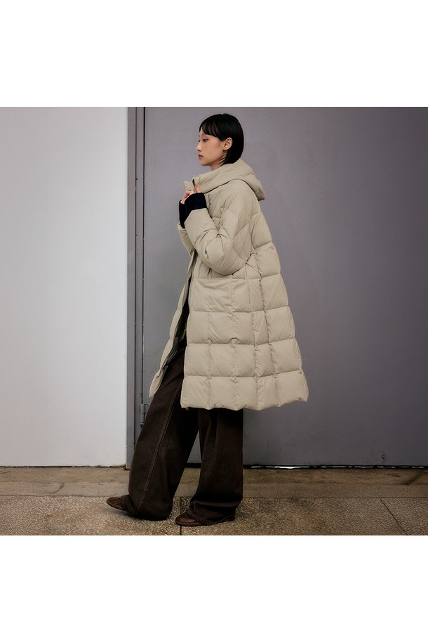 부드러운 촉감의 와이드핏 후디드 구스 다운 롱 점퍼 [베이지]입니다. 겨울철 캐주얼 스타일을 완성하는 필수 아이템으로, 넉넉한 핏과 롱 기장으로 편안함과 보온성을 동시에 제공합니다. 구스다운 충전재를 사용하여 뛰어난 보온성을 자랑하며, 집업 스타일로 간편하게 착용할 수 있습니다. 무지 디자인에 베이지 컬러로 어떤 옷에도 잘 어울려 데일리 아우터로 활용하기 좋습니다. 후디드 디자인으로 더욱 따뜻하고 스타일리시하게 연출할 수 있습니다.

