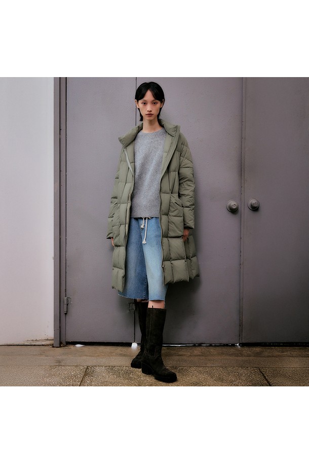 와이드핏 후디드 구스 다운 롱 점퍼 [그린]은 겨울철 추위로부터 당신을 따뜻하게 보호해 줄 캐주얼 스타일의 아우터입니다. 부드러운 촉감의 구스다운 충전재가 롱 기장으로 넉넉하게 채워져 보온성을 극대화하며, 와이드핏 디자인으로 편안한 착용감을 선사합니다. 일상복은 물론 여행이나 캠핑과 같은 활동적인 TPO에도 적합하며, 무지 스타일로 미니멀하고 고프코어 무드를 연출합니다. 집업 방식으로 간편하게 착용 가능하며, 긴 소매와 후디드 디자인으로 더욱 따뜻하고 스타일리시하게 연출할 수 있습니다.
