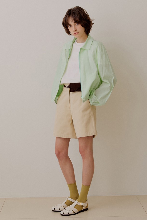 미니멀 시어 코튼 블루종 [민트]는 부드러운 촉감의 면 소재로 제작되어 봄, 초여름에 가볍게 걸치기 좋은 여성 블루종입니다. 얇은 두께감과 시어 소재가 시원한 느낌을 주며, 릴렉스 핏으로 편안하게 착용할 수 있습니다. 드롭 숄더와 밑단, 소매 밴딩 디테일이 돋보이며, 히든 플래킷 여밈 방식으로 깔끔한 미니멀 스타일을 연출합니다. 데이트룩, 동네 마실룩, 카페룩 등 다양한 TPO에 활용하기 좋으며, 미니멀, 캐주얼, 시크한 무드를 동시에 낼 수 있는 아이템입니다.
