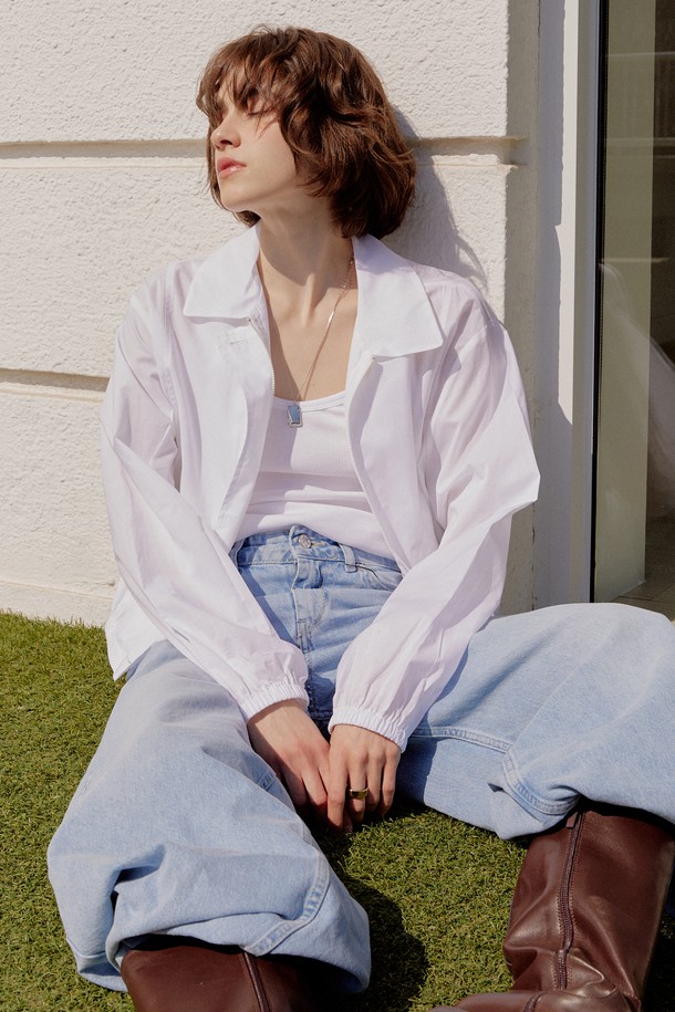 미니멀 시어 코튼 블루종 [아이보리]은 부드러운 면 소재로 제작되어 가볍고 편안한 착용감을 선사합니다. 봄, 초여름 시즌에 어울리는 얇은 두께감과 반투명 시어 소재가 은은한 분위기를 연출하며, 드롭 숄더와 릴랙스 핏으로 여유로운 실루엣을 강조합니다. 히든 플랩과 버튼 여밈 방식, 밑단 및 소매 끝단의 밴딩 처리로 미니멀한 디자인에 포인트를 더했습니다. 데이트룩, 카페룩, 봄 소풍룩 등 다양한 TPO에 활용 가능한 활용도 높은 아이템으로, 미니멀, 캐주얼, 클래식 스타일을 즐겨 입는 여성분들께 추천합니다.
