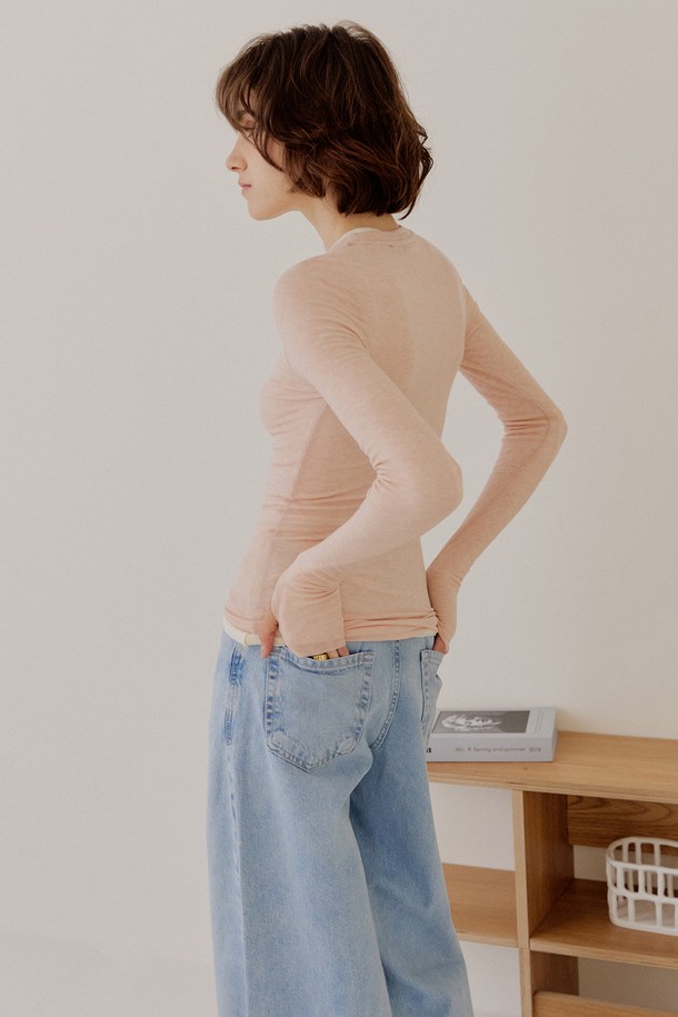 "핑거홀 시어 롱 슬리브" [라이트핑크]는 부드러운 텐셀, 울, 스판덱스 혼방 소재로 제작되어 은은한 시스루 룩을 연출하는 여성 티셔츠입니다. 손가락 홀 디테일이 포인트이며, 슬림핏 라운드넥 디자인으로 어떤 스타일에도 쉽게 매치할 수 있습니다. 얇은 두께감으로 레이어드하여 다양한 스타일을 연출하기 좋으며, 데일리룩, 카페룩, 모임룩 등 다채로운 TPO에 활용 가능합니다. 미니멀, 클래식, 캐주얼 무드를 모두 소화하는 베이직 아이템으로, 사계절 내내 활용할 수 있습니다. 라이트핑크, 아이보리, 블루 세 가지 컬러로 만나보세요.
