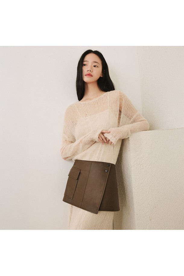 세련된 스타일을 완성해 줄 신세틱 레더 레이어드 스커트 [브라운]입니다. 미니멀한 디자인에 A라인 핏으로 다리 라인을 더욱 슬림하게 연출해 줍니다. 부드러운 폴리우레탄 소재와 자연스러운 광택이 고급스러운 분위기를 더하며, 포켓과 버튼 디테일로 포인트를 살렸습니다. 봄, 가을 시즌 데이트룩, 모임룩 등 다양한 TPO에 활용할 수 있는 아이템입니다. 미니멀, 클래식, 시크 스타일을 즐겨 입는 여성분들께 추천합니다.
