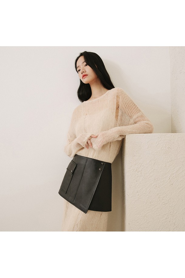 세련된 분위기를 연출하는 신세틱 레더 레이어드 스커트 [블랙]입니다. 부드러운 촉감의 폴리우레탄 소재로 제작되어 봄, 가을에 적합하며, 미니멀한 스타일을 완성합니다. A라인 핏과 레이어드 디자인이 돋보이며, 허리 버튼과 포켓 디테일이 실용성을 더합니다. 자연스러운 광택감이 고급스러운 블랙 컬러로, 데이트룩이나 미니멀, 클래식 스타일과 잘 어울립니다.
