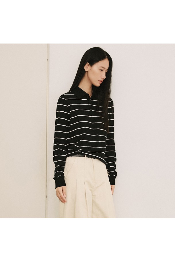 모노 스트라이프 카라 니트 [블랙]은 여성스러운 분위기를 연출하는 상의입니다. 부드러운 촉감의 폴리에스테르, 아크릴, 나일론, 울 혼방 소재로 제작되어 봄, 가을에 착용하기 좋습니다. 루즈핏 디자인과 긴소매, 얇은 두께로 편안함을 선사하며, 클래식한 스트라이프 패턴과 버튼 디테일, 폴로 카라가 특징입니다. 데이트룩, 카페룩, 모임룩 등 다채로운 TPO에 미니멀하고 클래식한 스타일을 더해줍니다.
