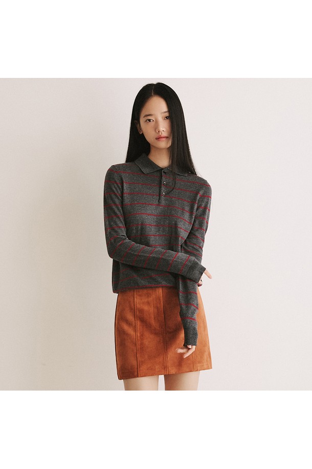 모노 스트라이프 카라 니트 [차콜]는 여성스러운 분위기를 연출하는 니트/스웨터입니다. 미니멀하고 클래식한 스타일을 추구하며, 부드러운 촉감과 얇은 두께로 봄, 가을에 착용하기 좋습니다. 차콜, 아이보리, 블랙 세 가지 컬러로 출시되었으며, 루즈핏과 긴 소매 기장으로 편안하게 즐길 수 있습니다. 버튼 디테일과 홀로우 카라 디자인이 돋보이며, 경량 소재로 착용감이 뛰어납니다. 데이트룩, 카페룩, 모임룩 등 다양한 TPO에 활용하여 클래식하고 미니멀한 스타일을 연출해보세요.
