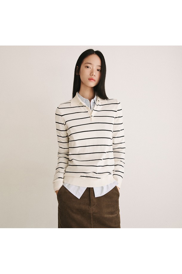 모노 스트라이프 카라 니트 [아이보리]는 여성 의류로, 봄, 가을 간절기에 착용하기 좋은 얇은 두께의 루즈핏 니트입니다. 아이보리, 차콜, 블랙 세 가지 색상으로 출시되었으며, 미니멀하고 클래식한 스타일을 연출합니다. 부드러운 촉감의 폴리에스테르, 아크릴, 나일론, 울 혼방 소재에 스트라이프 패턴이 돋보이며, 홀로우 카라와 버튼 디테일이 특징입니다. 데이트룩, 카페룩, 모임룩 등 다양한 TPO에 활용하기 좋으며, 클래식, 미니멀, 캐주얼 스타일을 즐겨 입는 분들께 추천합니다. 긴 소매 기장으로 간절기 날씨에 적합하며, 데일리룩으로 활용하기 좋은 아이템입니다.
