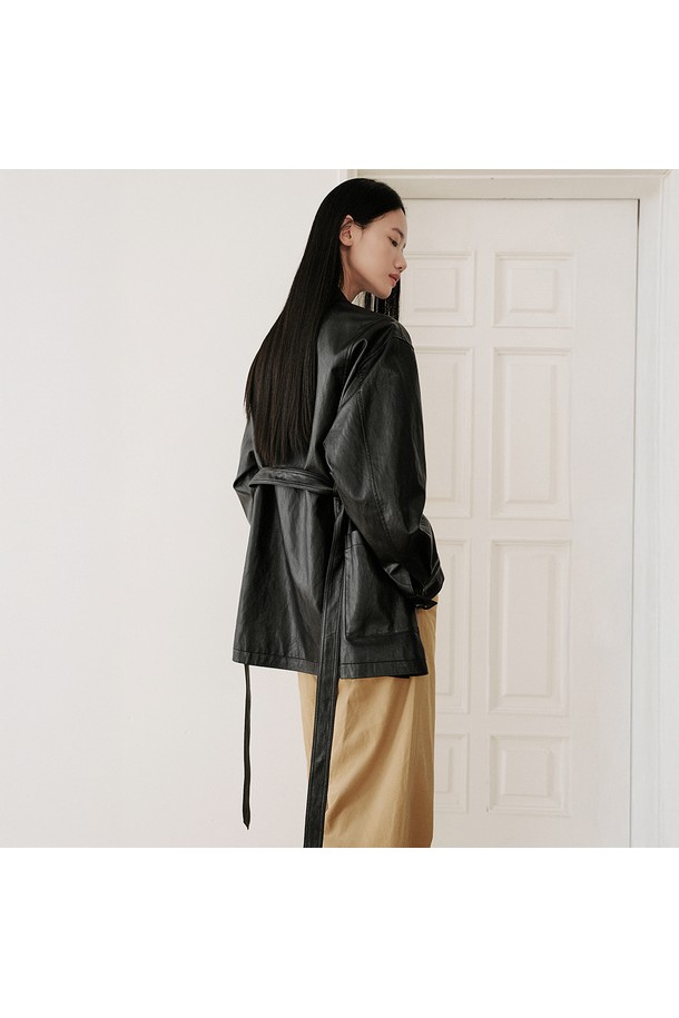 세련된 분위기를 연출하는 신세틱 레더 벨티드 하프 재킷 [블랙]입니다. 부드러운 촉감의 폴리우레탄과 합성가죽 소재로 제작되어 봄, 가을 시즌에 적합합니다. 미니멀한 칼라 디테일과 깔끔한 실루엣, 허리 벨트 디자인이 여성스러운 라인을 강조하며, 레귤러핏으로 편안하게 착용할 수 있습니다. 데이트룩, 오피스룩, 모임룩 등 다양한 TPO에 클래식, 미니멀, 시크한 스타일을 더해줍니다. 긴소매 하프 자켓으로 간결하면서도 우아한 분위기를 연출해보세요.
