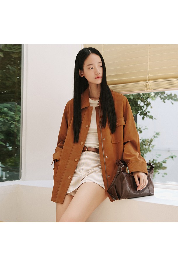 신세틱 소프트 레더 유틸리티 재킷 [브라운]은 캐주얼 및 미니멀 스타일을 선호하는 모든 분들을 위한 아우터입니다. 부드러운 촉감의 폴리우레탄 소재로 제작되어 봄, 가을 계절에 착용하기 좋습니다. 셔츠 스타일 칼라와 가슴 플랩 포켓, 사이드 포켓이 특징이며, 오버핏으로 편안한 착용감을 선사합니다. 브라운, 블랙, 다크브라운 세 가지 색상으로 출시되었으며, 일상복으로 활용하기 좋습니다. 스냅 버튼으로 여밈 방식을 간편하게 하였습니다.
