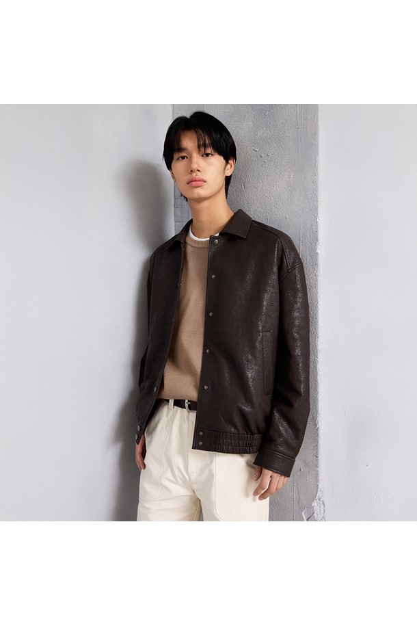 유니섹스 신세틱 크랙 레더 퀼팅 블루종 [브라운]은 가을, 겨울 시즌에 어울리는 캐주얼하고 베이직한 스타일의 아우터입니다. 부드러운 촉감의 폴리우레탄 소재로 제작되었으며, 퀼팅 디테일과 자연스러운 광택감이 특징입니다. 레귤러 핏으로 제작되었으며, 넉넉한 두께감으로 보온성을 높였습니다. 크랙 패턴과 스냅 버튼 클로저, 긴 소매 디자인으로 다양한 겨울 데일리룩에 활용하기 좋습니다. 사이드 포켓이 있어 실용성을 더했습니다.
