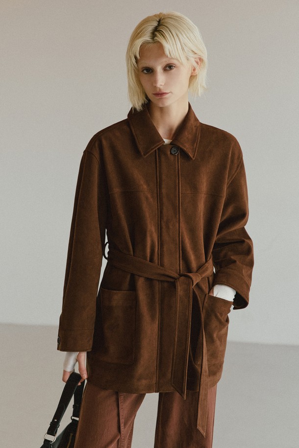 세련된 스타일을 완성하는 신세틱 스웨이드 벨티드 하프 자켓입니다. 부드러운 촉감의 브라운, 카멜, 블랙 세 가지 색상으로 출시되어, 어떤 룩에도 시크하고 세련된 분위기를 더합니다. 허리 벨트 디테일과 슬림핏 디자인으로 여성스러운 실루엣을 연출하며, 봄, 가을 시즌 데이트룩, 오피스룩, 모임룩 등 다양한 TPO에 활용하기 좋습니다. 소매 버튼 디테일과 아우터 포켓은 실용성을 더하고, 얇은 두께와 경량 소재로 편안한 착용감을 선사합니다. 미니멀하고 클래식한 스타일을 선호하는 여성분들께 추천하는 하프 자켓입니다.
