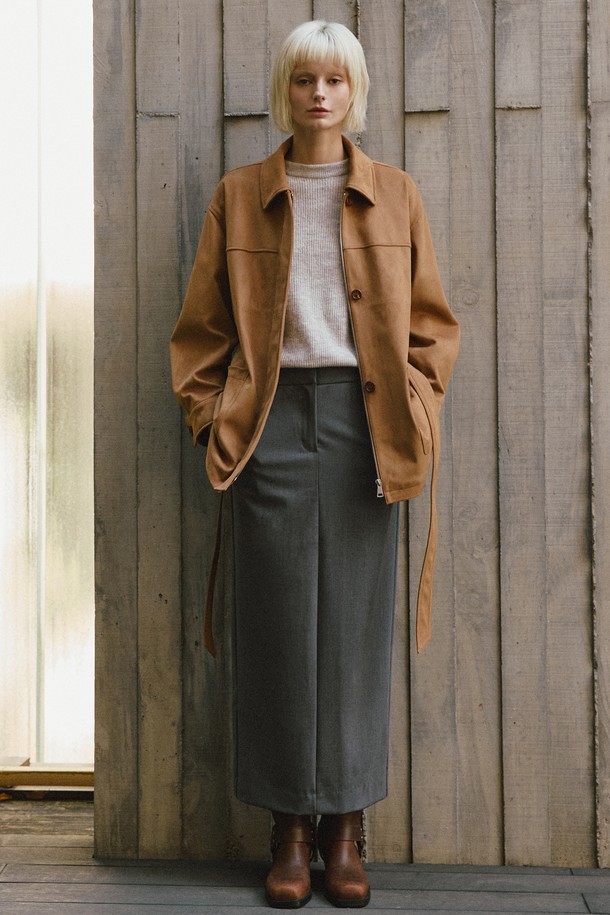 세련된 무드의 신세틱 스웨이드 벨티드 하프 재킷 [카멜]입니다. 부드러운 스웨이드 소재와 얇은 두께감으로 간절기에 활용하기 좋으며, 허리 스트랩으로 페미닌한 실루엣을 연출할 수 있습니다. 소매 버튼 디테일과 아우터 포켓이 실용성을 더하고, 릴랙스핏으로 편안하게 착용 가능합니다. 데이트룩, 카페룩, 모임룩 등 다양한 TPO에 시크하고 클래식한 스타일을 더해보세요. 카멜, 브라운, 블랙 세 가지 컬러로 만나볼 수 있습니다.
