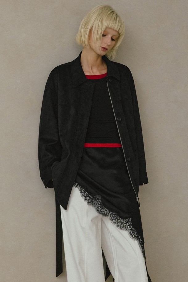 세련된 무드의 여성용 신세틱 스웨이드 벨티드 하프 재킷 [블랙]입니다. 부드러운 촉감의 스웨이드와 합성가죽 소재로 제작되어 봄, 가을 시즌에 적합합니다. 릴랙스핏 디자인에 벨트 디테일로 허리 라인을 강조하여 모던하고 미니멀한 스타일을 연출합니다. 7부 소매 기장과 하프 기장으로 세련된 실루엣을 줍니다. 출근룩, 오피스룩, 모임룩 등 다양한 TPO에 클래식, 미니멀, 시크한 스타일을 완성해보세요.
