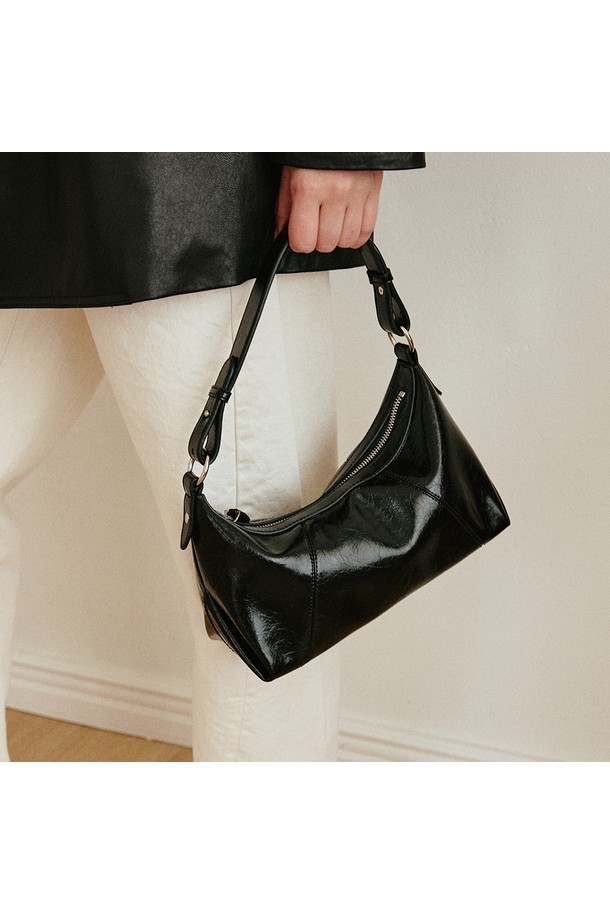 레더 스티치 호보백 [블랙]은 부드러운 합성가죽 소재에 은은한 광택감이 돋보이는 여성 호보백입니다. 미디엄 사이즈의 반원 형태 가방으로, 넉넉한 수납공간과 가벼운 무게로 실용성을 더했습니다. 세련된 옆면 실루엣과 입체적인 라인이 특징이며, 지퍼형 잠금 방식으로 안전하게 소지품을 보관할 수 있습니다. 블랙 컬러에 무지 디자인으로, 베이직하고 캐주얼한 스타일을 연출하며, 스티치 디테일과 실버 부자재, 바닥 스터드로 포인트를 주었습니다. 일상 용도로 미니멀, 캐주얼, 클래식 스타일을 즐겨 입는 분들께 추천합니다.
