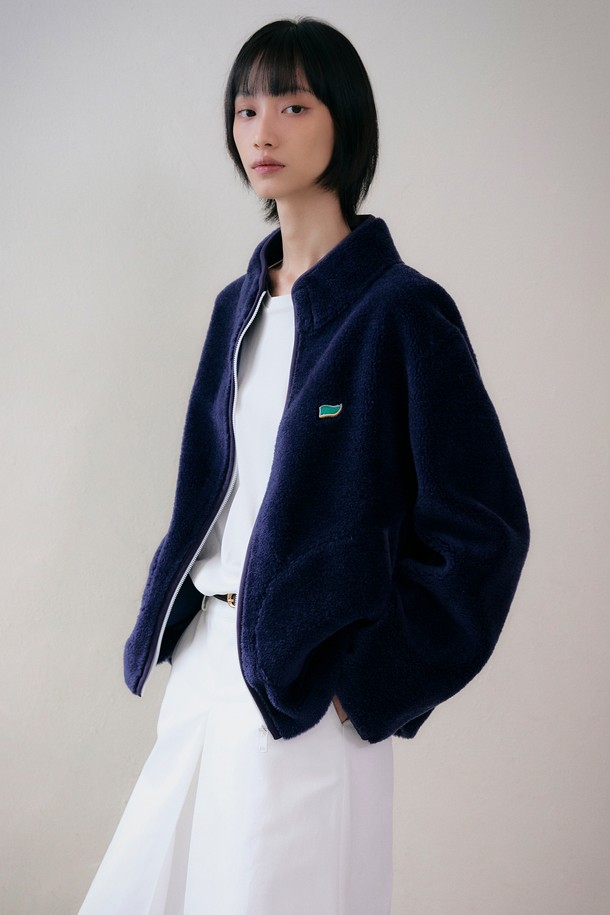 부드러운 양털 플리스 소재로 제작되어 따뜻하고 포근한 착용감을 선사하는 리얼 양털 플리스 집업 [네이비]입니다. 캐주얼, 미니멀 스타일을 즐겨 입는 분들께 추천하며, 일상생활은 물론 산책이나 캠핑 등 다양한 TPO에 활용하기 좋습니다. 레귤러핏으로 편안하게 착용 가능하며, 두꺼운 두께감으로 가을, 겨울철 보온성을 높여줍니다. 무지 디자인에 네이비 컬러로 어떤 옷에도 쉽게 매치할 수 있는 베이직한 플리스 자켓입니다. 긴 소매, 집업 여밈 방식의 디자인으로 실용성을 더했습니다.
