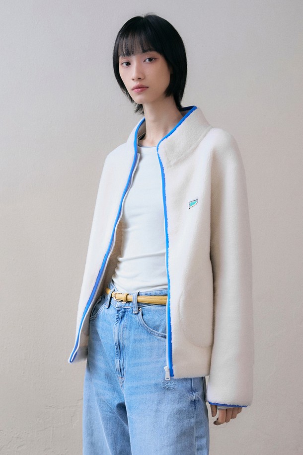 부드러운 양털 플리스 소재로 제작되어 포근함을 선사하는 리얼 양털 플리스 집업 [아이보리]입니다. 가을, 겨울 시즌에 따뜻하게 입을 수 있는 두꺼운 두께감의 여성 플리스 재킷으로, 캐주얼, 스포티, 미니멀한 스타일을 연출하기 좋습니다. 집업 디자인과 루즈핏으로 편안한 착용감을 제공하며, 일상복뿐만 아니라 산책룩, 캠핑룩 등 다양한 TPO에 활용할 수 있습니다. 무지 디자인에 아이보리 컬러로 어떤 옷에도 쉽게 매치할 수 있으며, 긴 소매 기장으로 따뜻함을 더했습니다. 보온성이 뛰어나 추운 날씨에도 든든하게 몸을 감싸줍니다.
