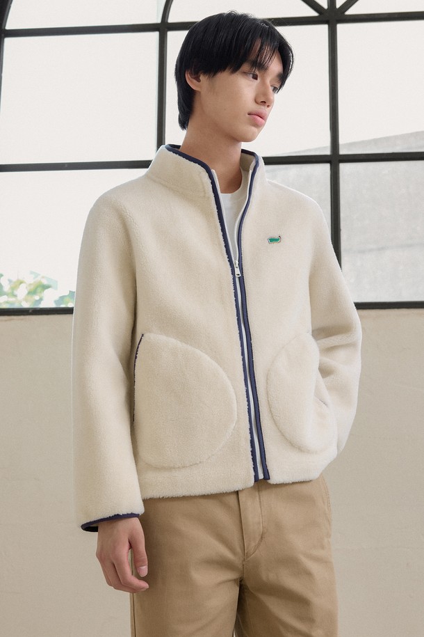부드러운 양털 플리스 소재로 포근함을 선사하는 남성용 '맨즈 리얼 양털 플리스 집업 [아이보리]'입니다. 가을, 겨울 시즌에 어울리는 두꺼운 두께감으로 따뜻하게 착용할 수 있으며, 캐주얼 및 베이직 스타일을 연출하기 좋습니다. 무지 디자인에 레귤러 핏으로 제작되어 편안한 착용감을 제공하며, 집업 스타일로 간편하게 입고 벗을 수 있습니다. 캠핑룩, 산책룩과 같은 TPO에 활용하기 좋으며, 미니멀한 스타일을 즐겨 입는 남성분들께 추천합니다. 배색 디테일이 돋보이는 디자인으로, 데일리룩에 포인트를 더해보세요.
