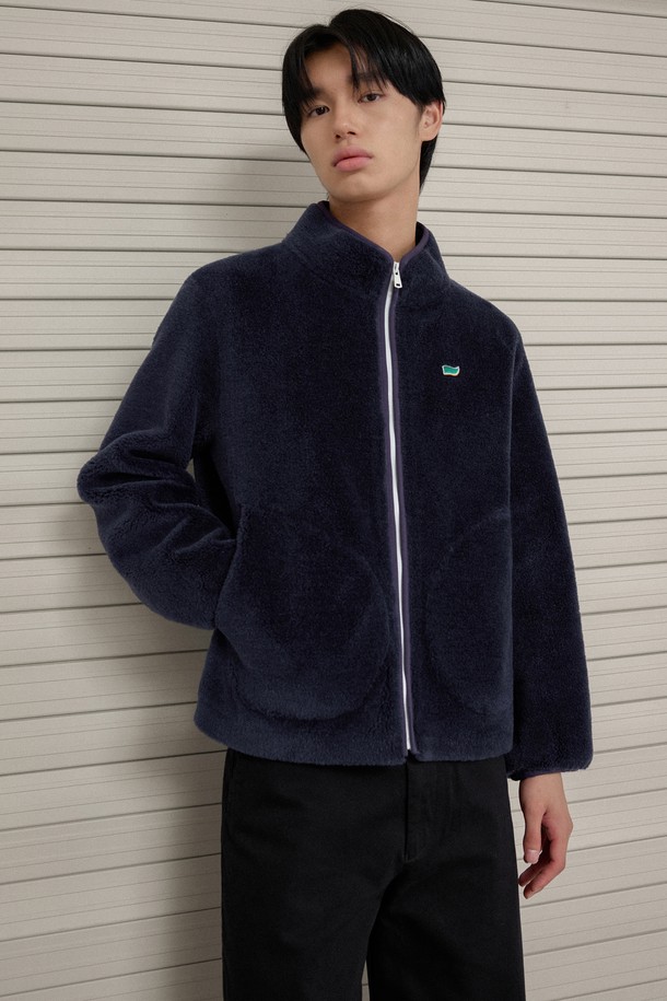 네이비 컬러의 맨즈 리얼 양털 플리스 집업입니다. 부드러운 촉감의 양털 플리스 소재로 제작되어 가을, 겨울철 따뜻하게 입을 수 있습니다. 캐주얼, 미니멀 스타일로 출근룩, 캠핑룩 등 다양한 TPO에 활용 가능합니다. 레귤러핏에 두꺼운 두께감으로 편안한 착용감을 선사하며, 무지 디자인과 긴 소매 기장, 집업 여밈 방식으로 베이직한 디자인을 완성했습니다. 보온성이 뛰어나 추운 날씨에도 든든하게 몸을 감싸줍니다.
