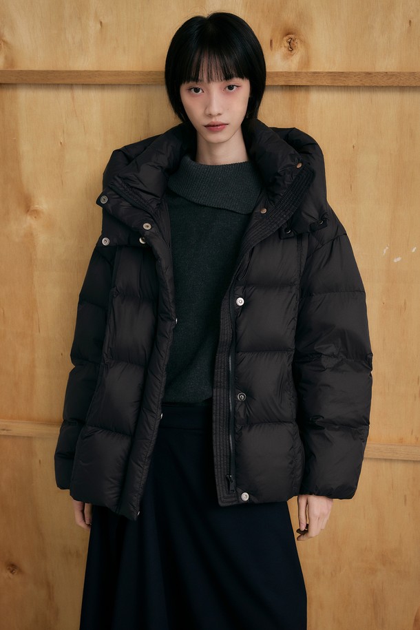 이지 웜 후디드 덕 다운 점퍼 [블랙]는 겨울철 추위로부터 당신을 보호해 줄 필수 아이템입니다. 일상과 캐주얼한 스타일에 모두 잘 어울리는 베이직한 디자인으로, 부드러운 촉감의 덕 다운 충전재가 뛰어난 보온성을 제공합니다. 레귤러핏에 무지 패턴, 후드 스타일로 제작되어 어떤 옷에도 쉽게 매치할 수 있으며, 집업 여밈 방식으로 편안하게 착용 가능합니다. 출근룩이나 여행룩에 활용하여 당신의 스타일을 완성해보세요.
