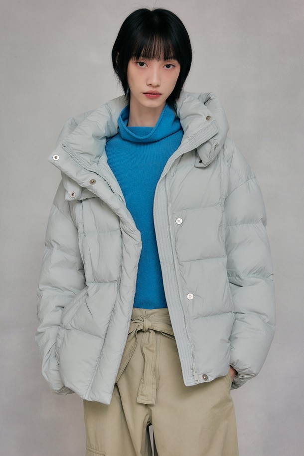 이지 웜 후디드 덕 다운 점퍼 [스카이블루]는 겨울철 일상 및 캐주얼 스타일을 위한 필수 아이템입니다. 부드러운 촉감의 덕다운 충전재로 제작되어 뛰어난 보온성과 가벼운 착용감을 제공합니다. 후드 디자인과 집업 여밈 방식으로 편안하게 착용할 수 있으며, 오버핏으로 트렌디한 스타일을 연출합니다. 스카이블루 컬러의 무지 디자인은 캐주얼, 스포티, 미니멀 스타일을 모두 소화하며 여행룩, 캠핑룩 등 다양한 TPO에 활용 가능합니다. 긴 소매 기장의 두꺼운 두께감으로 추운 날씨에도 따뜻하게 몸을 보호해 줍니다.
