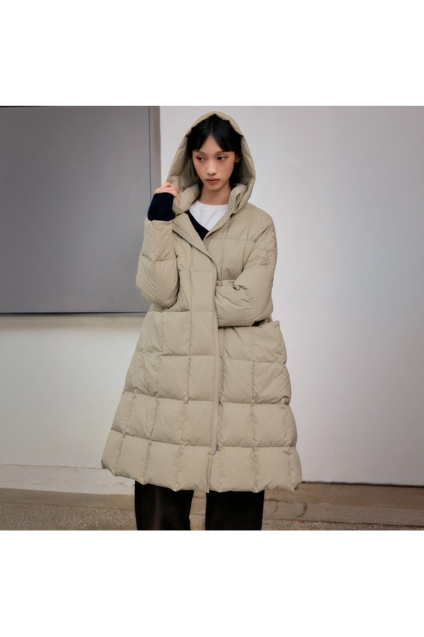 부드러운 촉감의 와이드핏 후디드 구스 다운 롱 점퍼 [베이지]입니다. 겨울철 캐주얼 스타일을 완성하는 필수 아이템으로, 넉넉한 핏과 롱 기장으로 편안함과 보온성을 동시에 제공합니다. 구스다운 충전재를 사용하여 뛰어난 보온성을 자랑하며, 집업 스타일로 간편하게 착용할 수 있습니다. 무지 디자인에 베이지 컬러로 어떤 옷에도 잘 어울려 데일리 아우터로 활용하기 좋습니다. 후디드 디자인으로 더욱 따뜻하고 스타일리시하게 연출할 수 있습니다.
