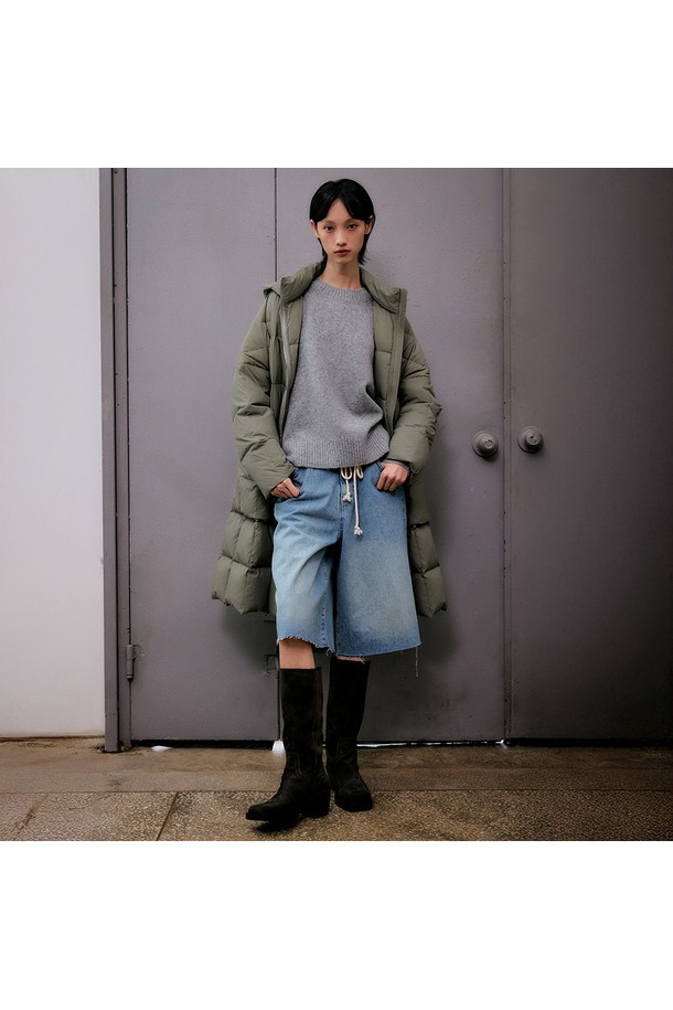 와이드핏 후디드 구스 다운 롱 점퍼 [그린]은 겨울철 추위로부터 당신을 따뜻하게 보호해 줄 캐주얼 스타일의 아우터입니다. 부드러운 촉감의 구스다운 충전재가 롱 기장으로 넉넉하게 채워져 보온성을 극대화하며, 와이드핏 디자인으로 편안한 착용감을 선사합니다. 일상복은 물론 여행이나 캠핑과 같은 활동적인 TPO에도 적합하며, 무지 스타일로 미니멀하고 고프코어 무드를 연출합니다. 집업 방식으로 간편하게 착용 가능하며, 긴 소매와 후디드 디자인으로 더욱 따뜻하고 스타일리시하게 연출할 수 있습니다.
