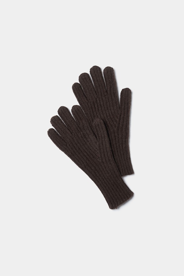 소프트 울 100% 글러브[3COL]는 부드러운 촉감과 따뜻함을 선사하는 겨울철 필수 아이템입니다. 울 100% 소재로 제작되어 뛰어난 보온성을 제공하며, 무지 디자인과 클래식, 미니멀 스타일로 어떤 룩에도 자연스럽게 매치됩니다. 특히 추운 날씨에도 따뜻하고 편안하게 손을 보호해줍니다. 브라운 컬러는 고급스러운 분위기를 더하며, 다양한 스타일에 활용하기 좋습니다. 일상생활에서 따뜻함과 스타일을 모두 갖추고 싶다면 이 장갑을 선택하세요.
