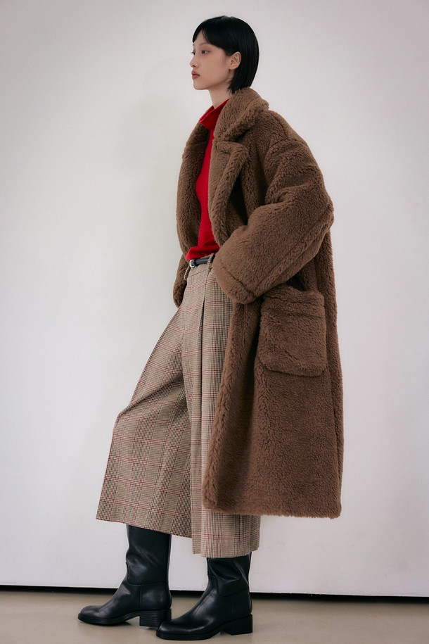 **테디베어 오버핏 더블 롱 울 코트 [다크브라운]**

부드러운 촉감과 따뜻함을 선사하는 테디베어 소재의 여성 오버핏 더블 롱 울 코트입니다. 다크브라운 컬러로, 캐주얼, 클래식, 미니멀 스타일 모두 소화 가능하며, 데이트룩과 모임룩에 적합합니다. 두꺼운 두께감으로 가을, 겨울 시즌에 착용하기 좋으며, 롱 기장과 긴 소매가 특징입니다. 더블 버튼 여밈 방식의 테디베어 코트로, 포근하고 세련된 겨울 스타일을 연출해보세요.
