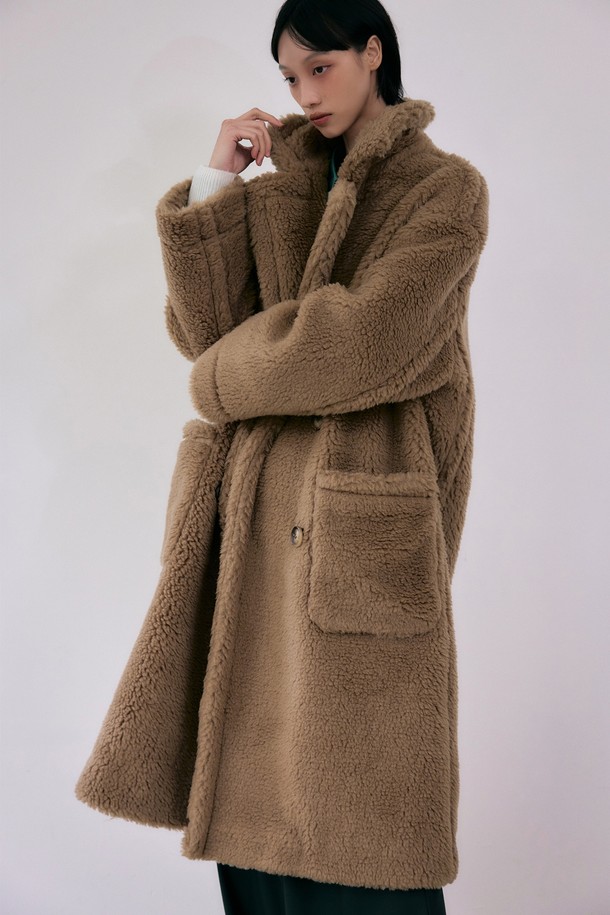 부드러운 촉감과 따뜻함을 선사하는 테디베어 오버핏 더블 롱 울 코트 [브라운]입니다. 포근한 테디베어 코트 타입으로, 겨울철 추위에도 끄떡없는 두꺼운 두께감을 자랑합니다. 롱 기장에 오버핏 디자인으로 편안하면서도 캐주얼한 스타일을 연출하며, 더블 버튼 여밈으로 클래식한 무드를 더했습니다. 출근룩과 모임룩 모두 소화 가능한 활용도 높은 아이템으로, 무지 디자인으로 미니멀한 스타일을 즐기기에도 좋습니다. 여성스러운 실루엣을 완성하는 브라운 컬러의 롱 코트를 만나보세요.
