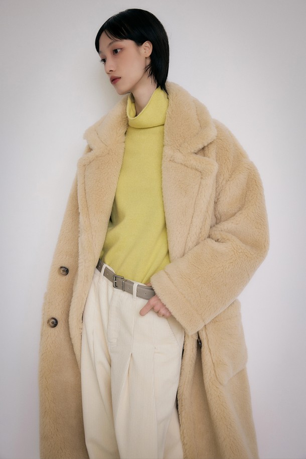 부드러운 촉감의 테디베어 오버핏 더블 롱 울 코트입니다. 라이트베이지 컬러로, 캐주얼, 클래식, 미니멀 스타일을 모두 소화할 수 있습니다. 롱 기장에 두꺼운 두께감으로 가을, 겨울 시즌에 따뜻하게 착용 가능하며, 출근룩과 모임룩에 활용하기 좋습니다. 더블 버튼 디자인과 오버핏으로 세련된 실루엣을 연출합니다. 울 소재로 제작되어 고급스러운 분위기를 더합니다.
