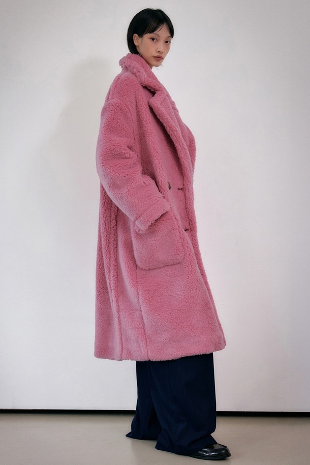테디베어 오버핏 더블 롱 울 코트 [핑크]는 부드러운 촉감의 울 소재로 제작되어 가을과 겨울에 따뜻하게 착용할 수 있는 여성용 코트입니다. 캐주얼, 클래식, 미니멀 스타일을 소화하며, 데이트룩, 모임룩에 적합합니다. 롱 기장에 오버핏 디자인, 더블 버튼 여밈, 긴 소매와 테디베어 소재가 특징입니다. 사랑스러운 핑크 컬러가 포근한 분위기를 연출하는 무지 코트입니다.
