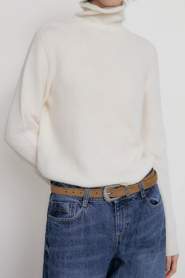 신세틱 스웨이드 소재의 웨스턴 벨트입니다. Light Beige와 Camel 두 가지 색상으로 출시되었으며, 캐주얼 및 레트로 스타일을 연출하기 좋습니다. 부드러운 촉감의 폴리에스테르 소재로 제작되어 편안하게 착용할 수 있습니다. 빈티지 스타일의 실버 버클과 실버톤 메달 디테일이 포인트로, 모임룩에 심플하면서도 스타일리시하게 매치할 수 있습니다.
