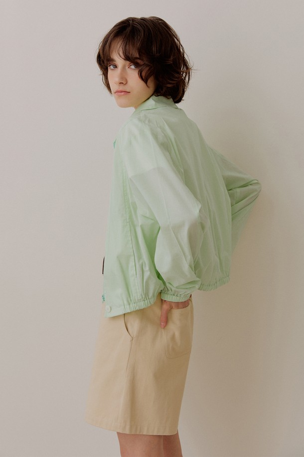 미니멀 시어 코튼 블루종 [민트]는 부드러운 촉감의 면 소재로 제작되어 봄, 초여름에 가볍게 걸치기 좋은 여성 블루종입니다. 얇은 두께감과 시어 소재가 시원한 느낌을 주며, 릴렉스 핏으로 편안하게 착용할 수 있습니다. 드롭 숄더와 밑단, 소매 밴딩 디테일이 돋보이며, 히든 플래킷 여밈 방식으로 깔끔한 미니멀 스타일을 연출합니다. 데이트룩, 동네 마실룩, 카페룩 등 다양한 TPO에 활용하기 좋으며, 미니멀, 캐주얼, 시크한 무드를 동시에 낼 수 있는 아이템입니다.
