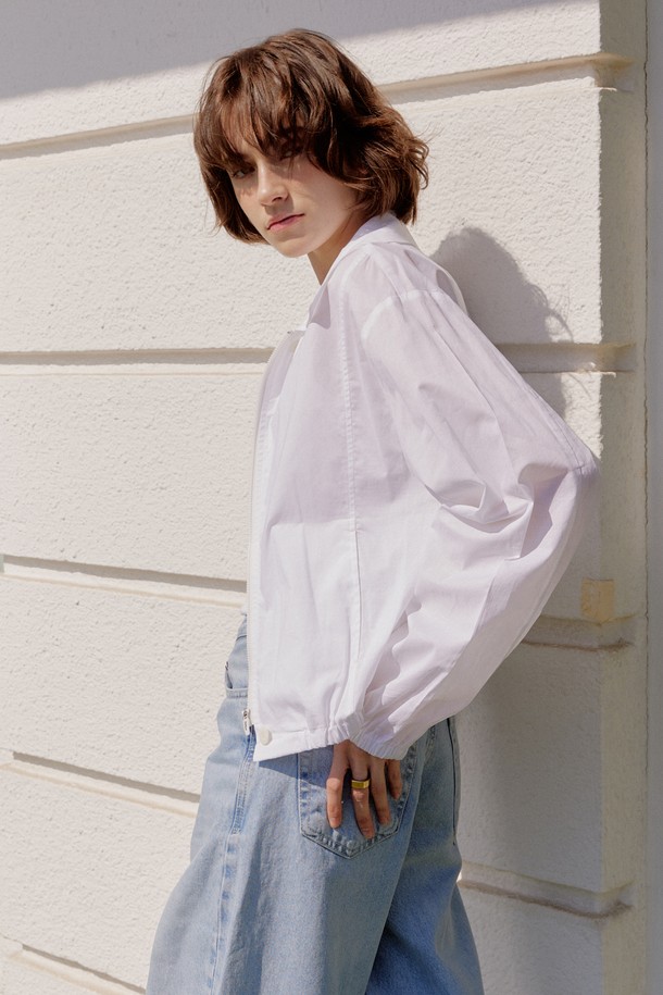 미니멀 시어 코튼 블루종 [아이보리]은 부드러운 면 소재로 제작되어 가볍고 편안한 착용감을 선사합니다. 봄, 초여름 시즌에 어울리는 얇은 두께감과 반투명 시어 소재가 은은한 분위기를 연출하며, 드롭 숄더와 릴랙스 핏으로 여유로운 실루엣을 강조합니다. 히든 플랩과 버튼 여밈 방식, 밑단 및 소매 끝단의 밴딩 처리로 미니멀한 디자인에 포인트를 더했습니다. 데이트룩, 카페룩, 봄 소풍룩 등 다양한 TPO에 활용 가능한 활용도 높은 아이템으로, 미니멀, 캐주얼, 클래식 스타일을 즐겨 입는 여성분들께 추천합니다.
