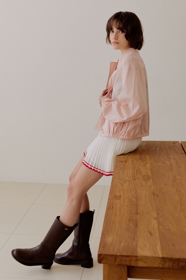 미니멀 시어 코튼 블루종 [라이트핑크]은 부드러운 촉감의 면 소재로 제작되어 봄, 초여름에 가볍게 걸치기 좋은 여성 블루종입니다. 릴랙스핏과 루즈핏으로 편안한 착용감을 선사하며, 밑단과 소매 밴딩, 드롭 숄더 디테일이 자연스러운 실루엣을 연출합니다. 히든 플랩 여밈 방식과 시어(Sheer) 패턴으로 미니멀하고 세련된 무드를 더했습니다. 데이트룩, 동네 마실룩, 카페룩 등 다양한 TPO에 활용 가능한 아이템입니다. 캐주얼, 클래식 스타일을 선호하는 분들께 추천합니다.
