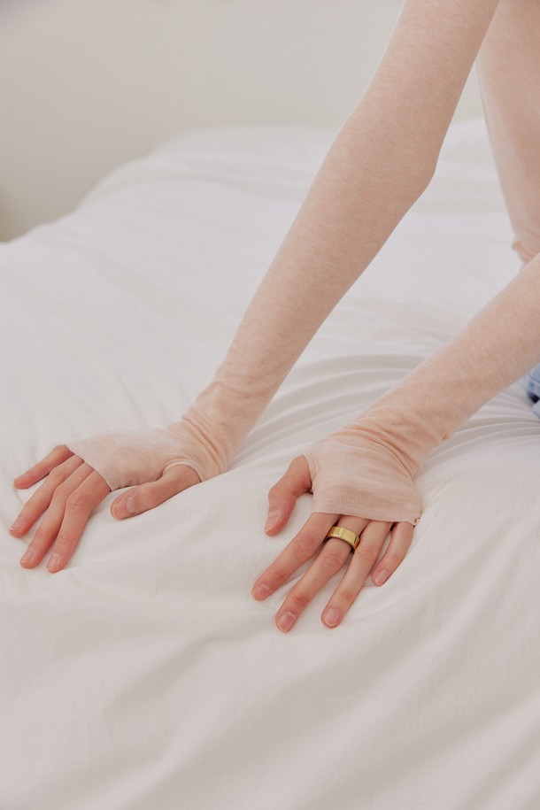 "핑거홀 시어 롱 슬리브" [라이트핑크]는 부드러운 텐셀, 울, 스판덱스 혼방 소재로 제작되어 은은한 시스루 룩을 연출하는 여성 티셔츠입니다. 손가락 홀 디테일이 포인트이며, 슬림핏 라운드넥 디자인으로 어떤 스타일에도 쉽게 매치할 수 있습니다. 얇은 두께감으로 레이어드하여 다양한 스타일을 연출하기 좋으며, 데일리룩, 카페룩, 모임룩 등 다채로운 TPO에 활용 가능합니다. 미니멀, 클래식, 캐주얼 무드를 모두 소화하는 베이직 아이템으로, 사계절 내내 활용할 수 있습니다. 라이트핑크, 아이보리, 블루 세 가지 컬러로 만나보세요.
